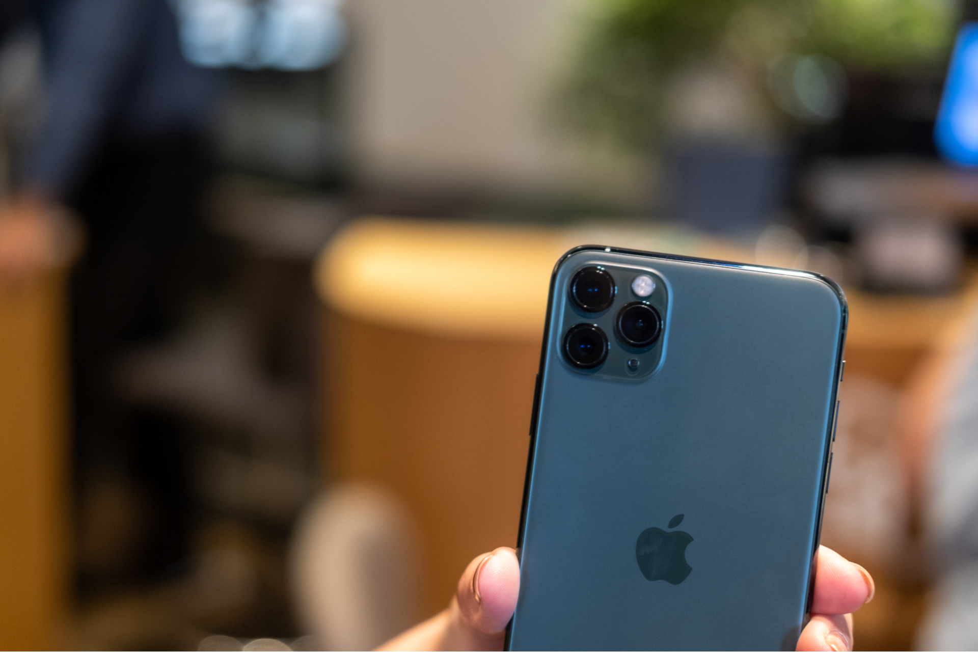 iPhone 11 Pro Max OLED Display Technology Shoot-Out